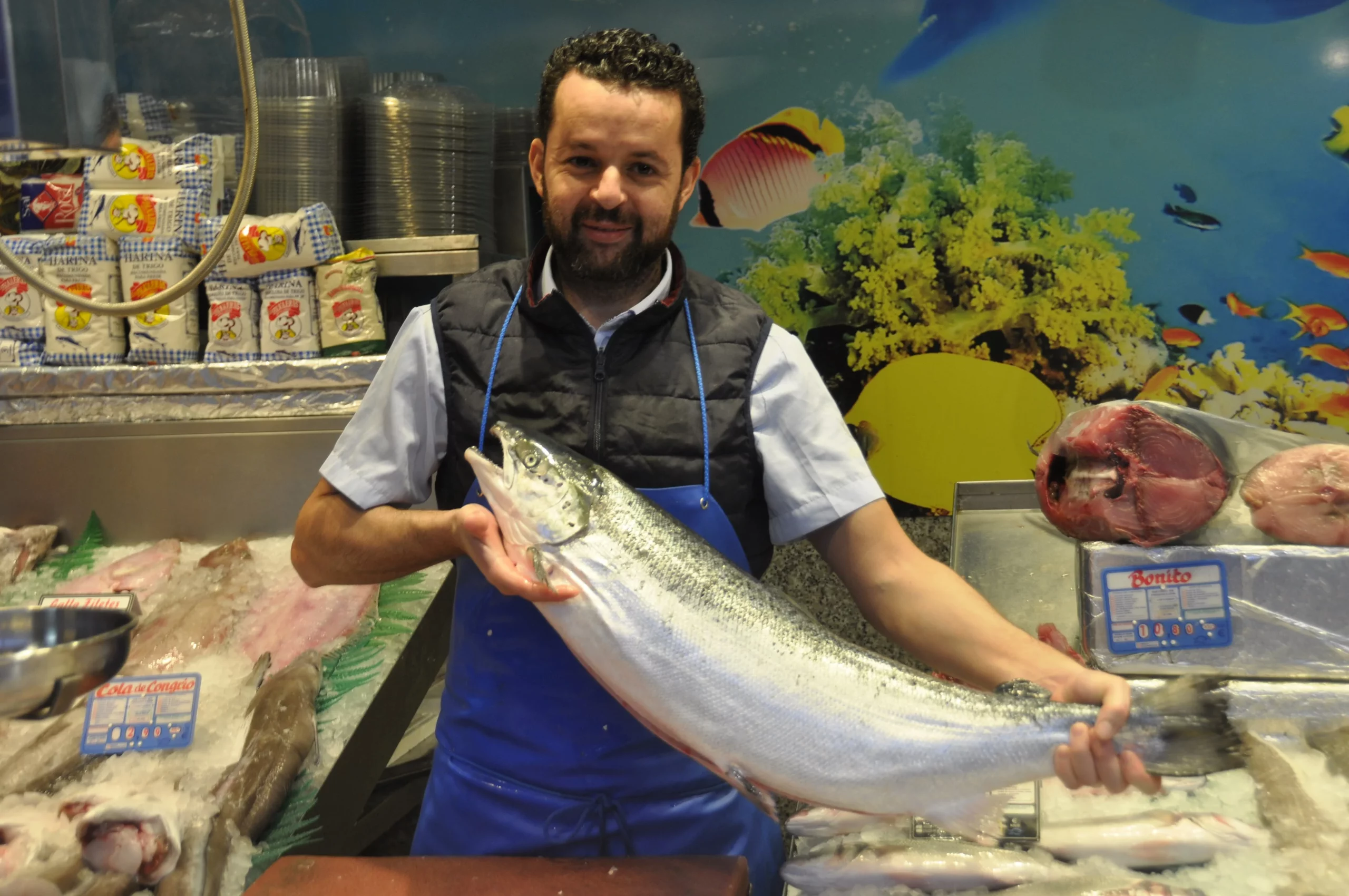 Ilias Sujetando un salmón